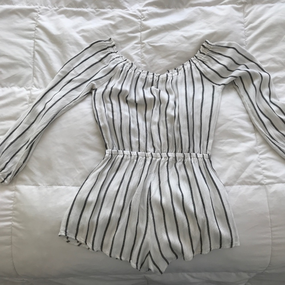 🌊White and grey striped off the shoulder romper🌊